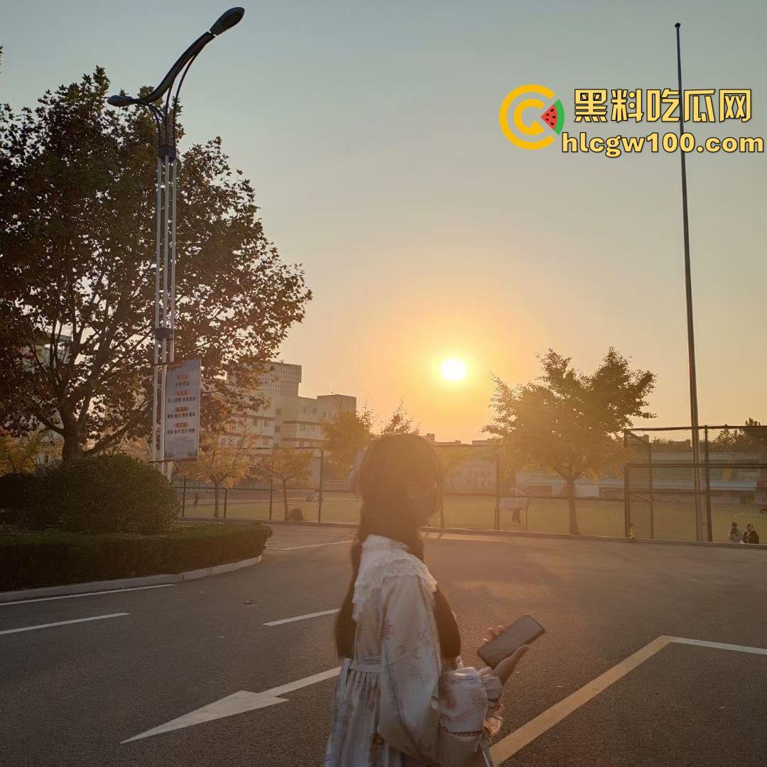 推特女菩萨【桃谷若姬子】露脸反差唯美COS，洛丽塔搭配白丝黑丝，展示粉嫩鲍鱼-73