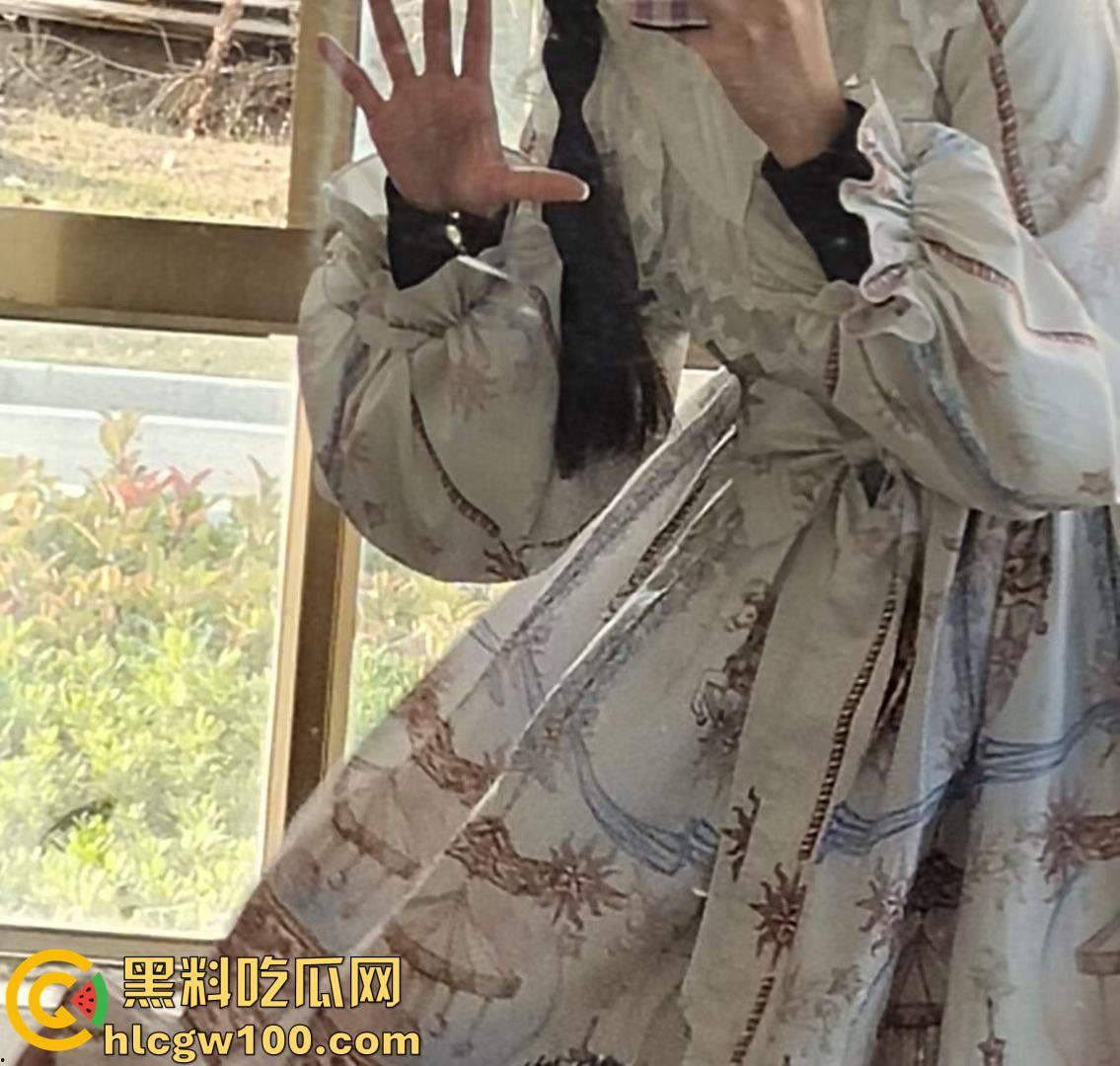 推特女菩萨【桃谷若姬子】露脸反差唯美COS，洛丽塔搭配白丝黑丝，展示粉嫩鲍鱼-74