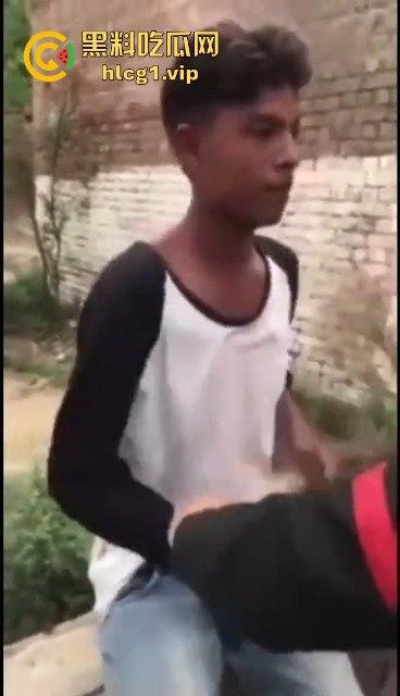 印度阿三小男孩企图性侵女孩被抓！被女孩父亲当场制服，这行为太离谱了！-8