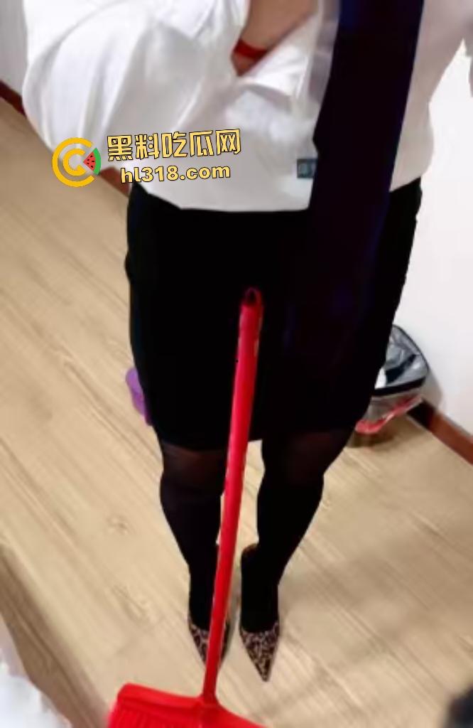 55岁红衣骚妈和儿子在酒店扮演服务员和客人，儿子性欲爆发迫不及待撕烂黑丝后入，还用跳蛋双插爆穴！-1