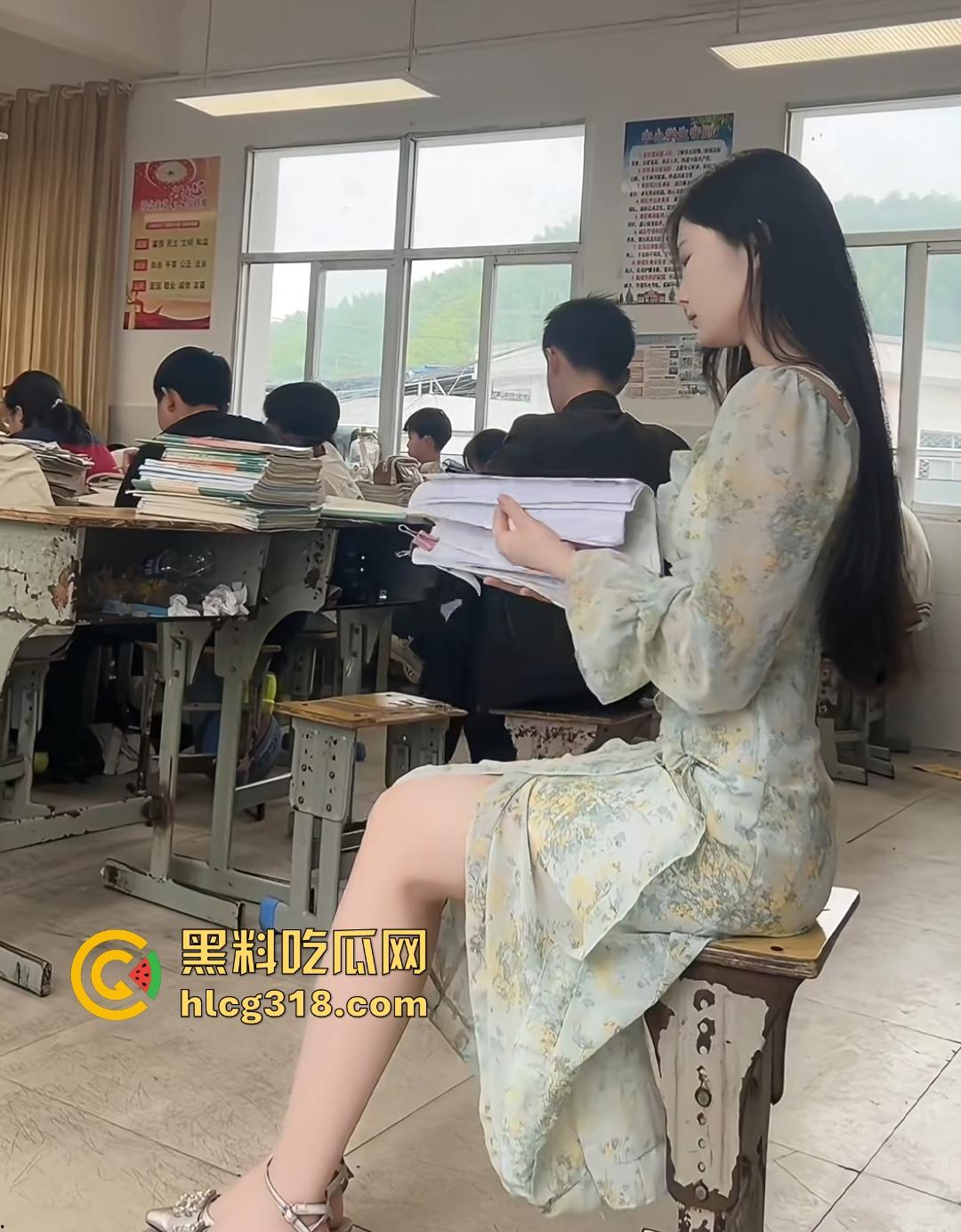 厦门一中【陈晓露】肉丝足交校长,骂鸡鸡短废物只能被踩在脚下,校长句句回应高潮射在脚上,这校长给陈老师当吧!-2