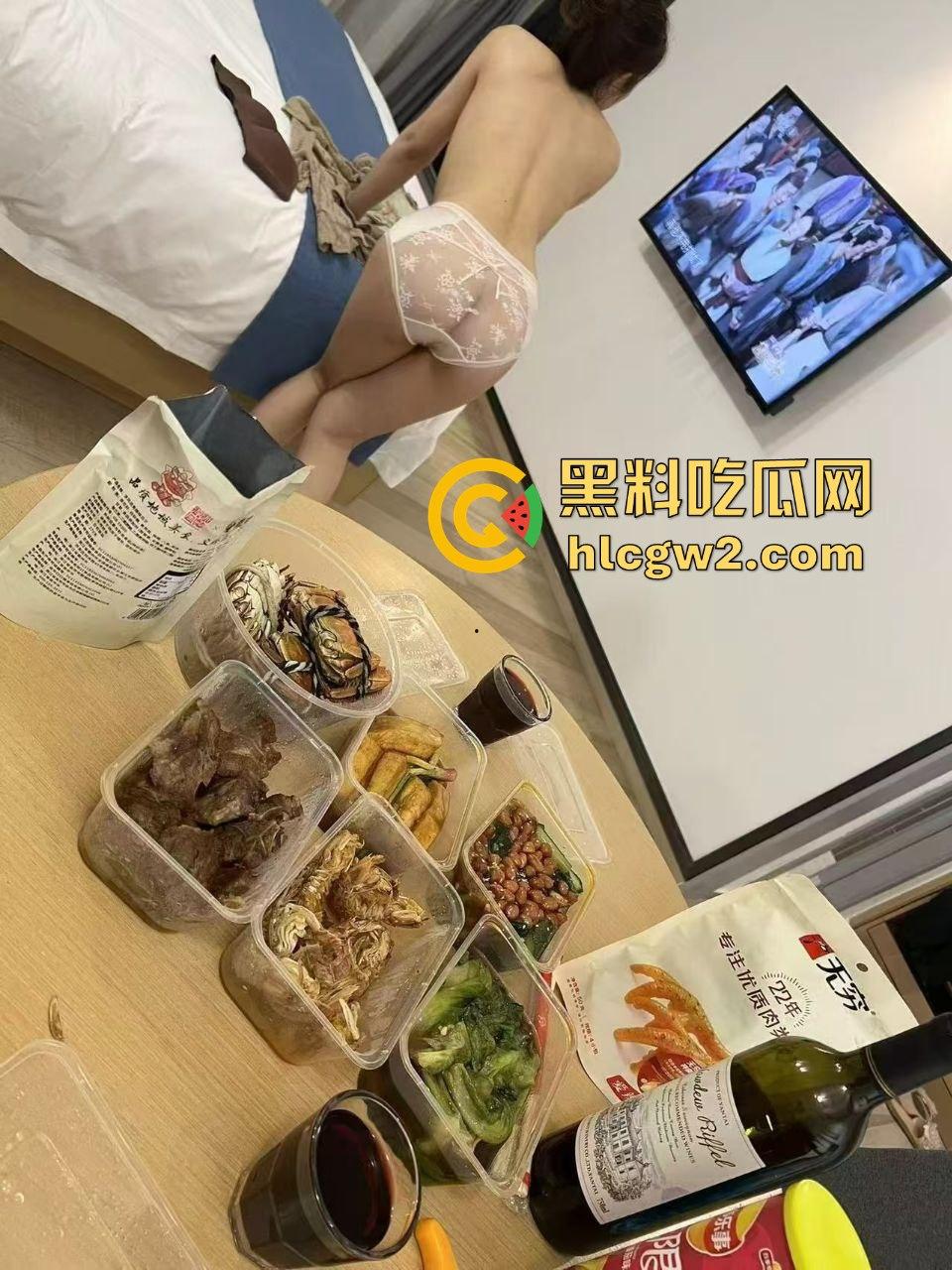 南通张芝山服装店老板娘『果小姐』一边被包养一边卖，金主包养被带绿帽子怒曝实锤，不雅视频全网疯传！-8