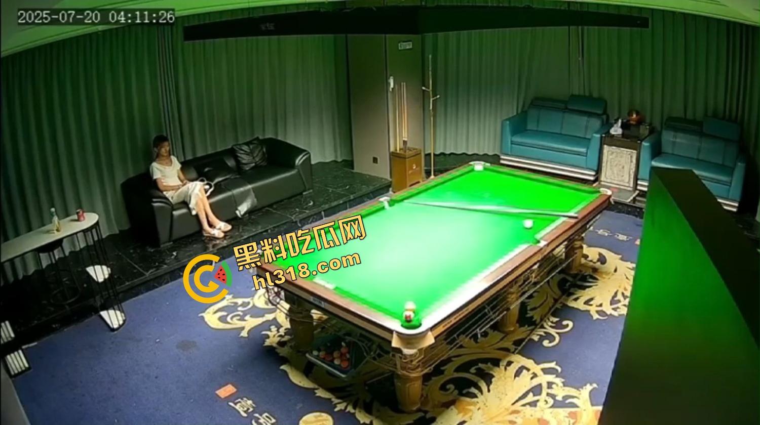 抖音热瓜江苏宿迁台球厅500元嫖到美女助教，包厢沙发扛着腿就是猛突，油腻大叔干到鸡巴发软！-6