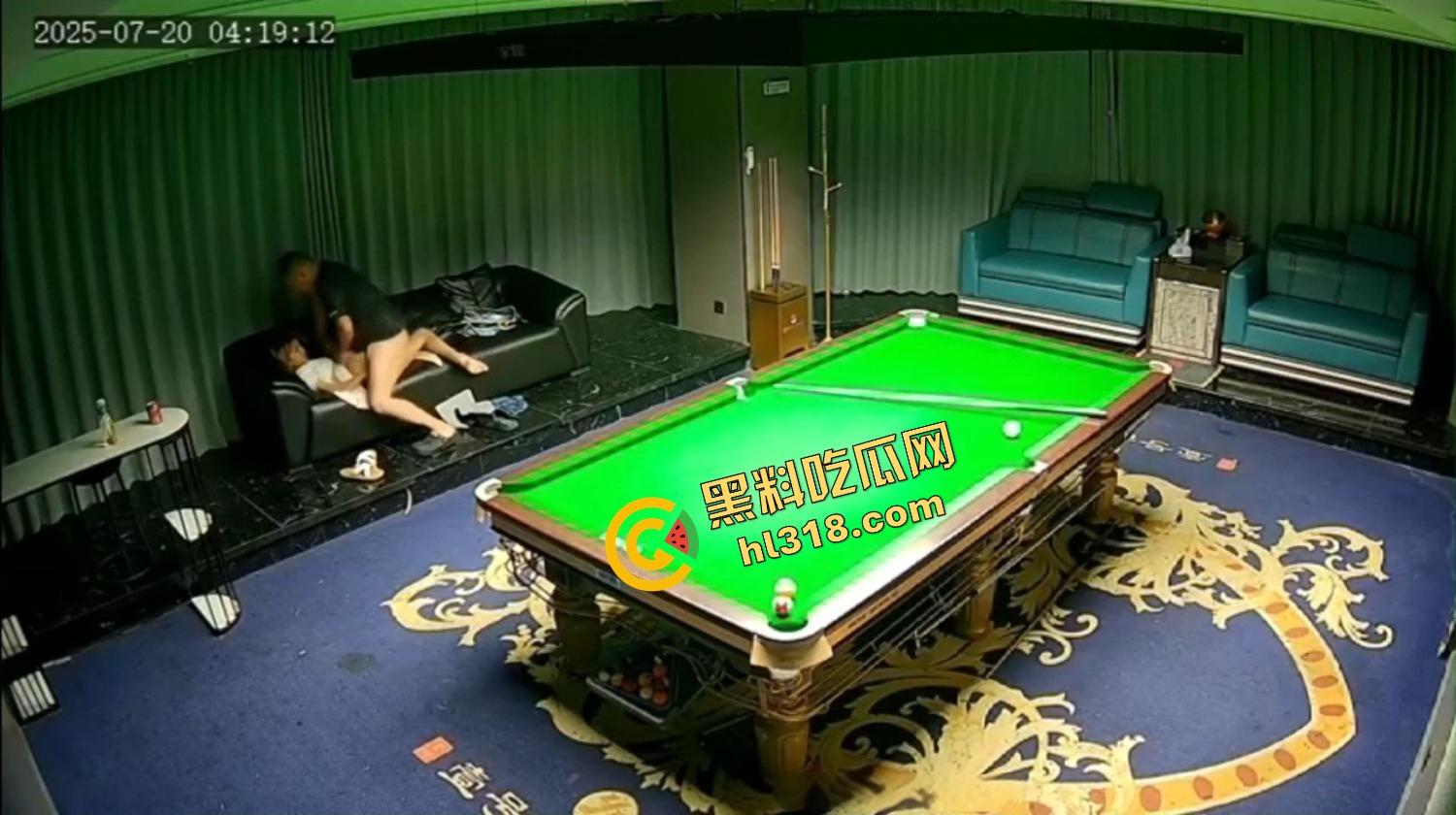 抖音热瓜江苏宿迁台球厅500元嫖到美女助教，包厢沙发扛着腿就是猛突，油腻大叔干到鸡巴发软！-12