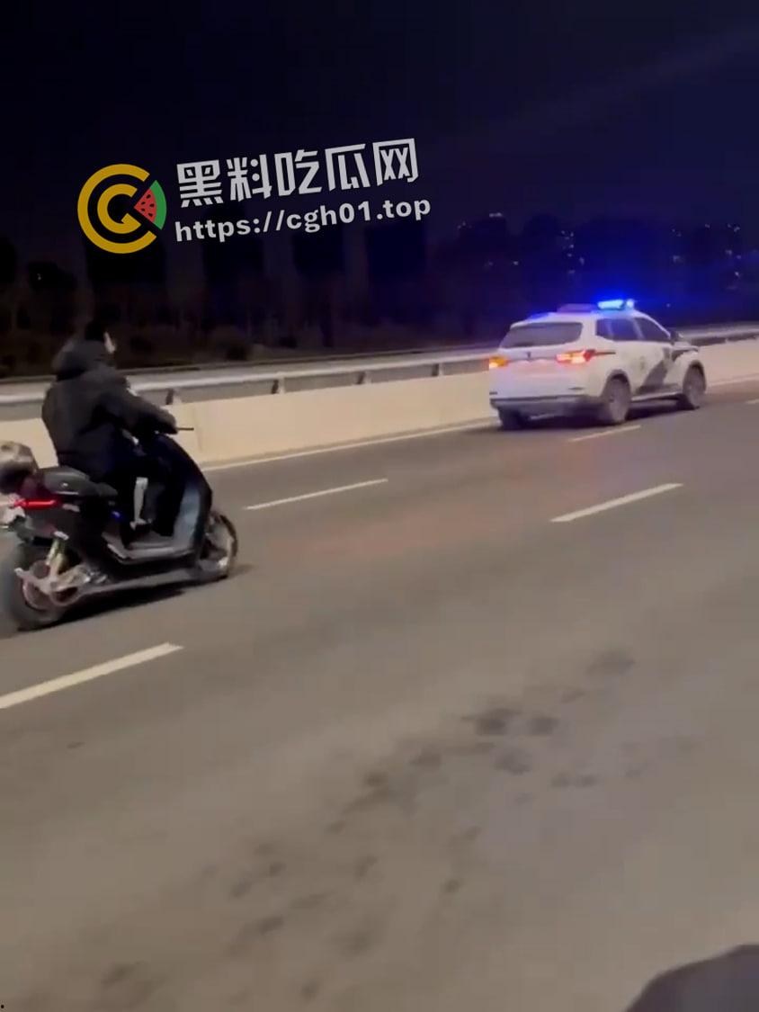 郑州精神小伙半夜鬼火炸街 挑衅交警 追后大混战 中国也有自己的佛罗里达州-4