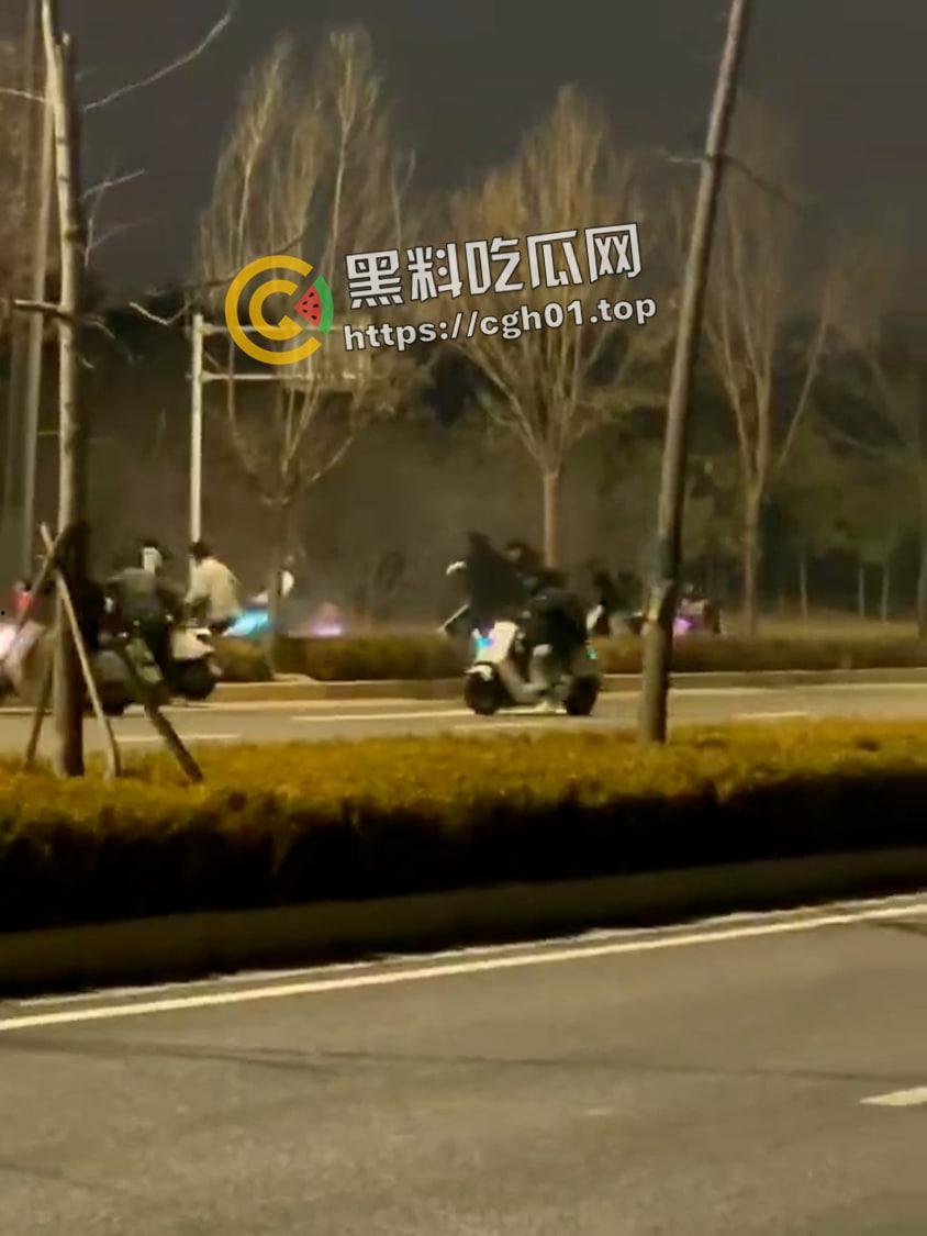 郑州精神小伙半夜鬼火炸街 挑衅交警 追后大混战 中国也有自己的佛罗里达州-6