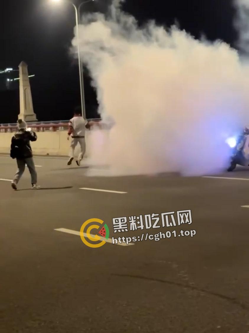 郑州精神小伙半夜鬼火炸街 挑衅交警 追后大混战 中国也有自己的佛罗里达州-7