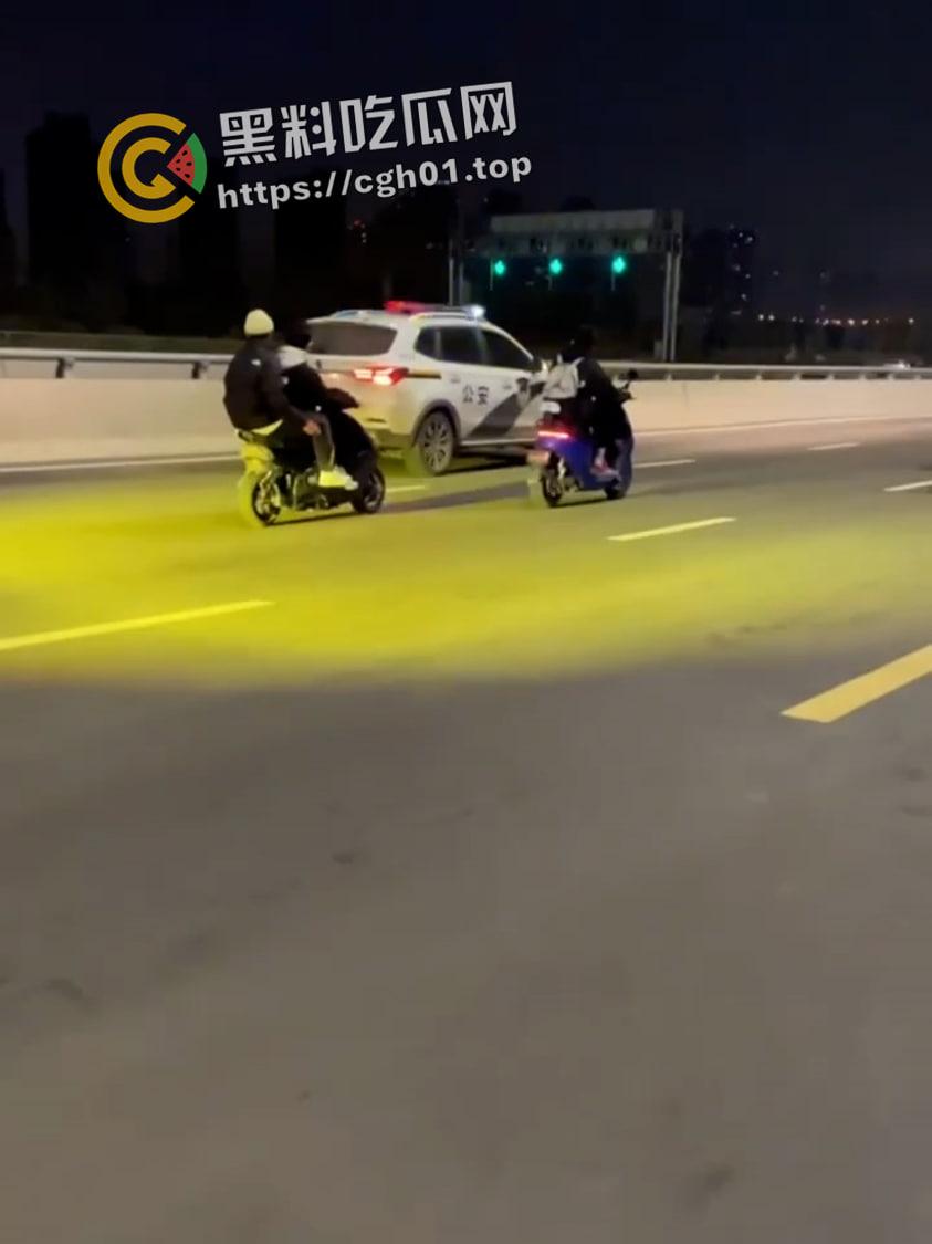 郑州精神小伙半夜鬼火炸街 挑衅交警 追后大混战 中国也有自己的佛罗里达州-8