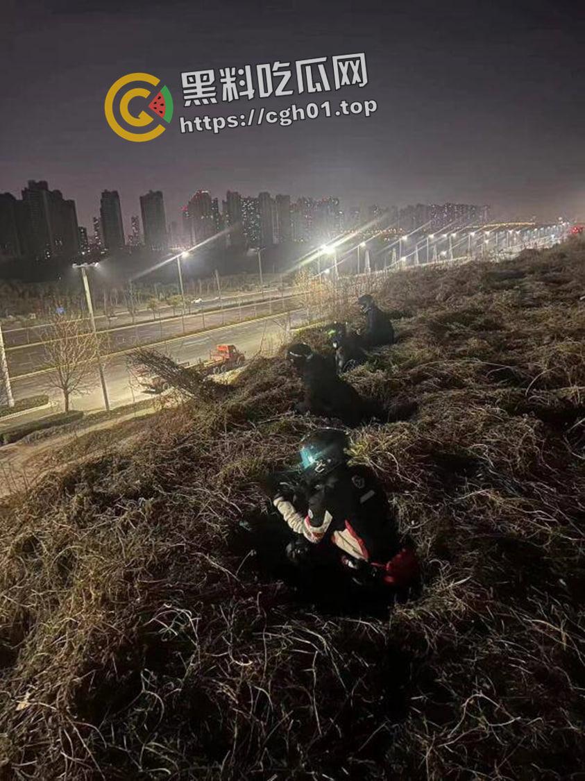郑州精神小伙半夜鬼火炸街 挑衅交警 追后大混战 中国也有自己的佛罗里达州-13