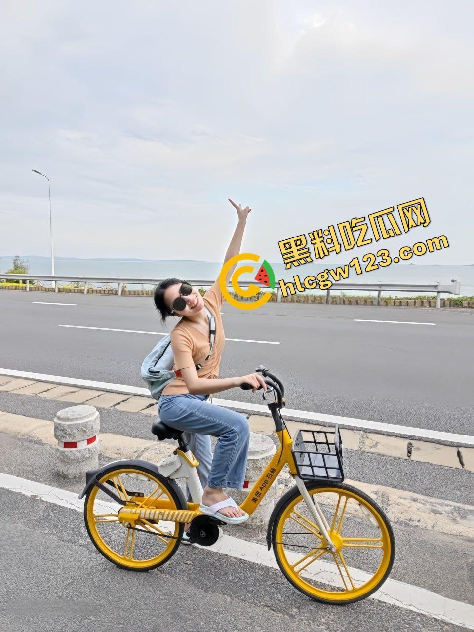 考试全A床上全开，南财眼镜妹【范星星】一脱裙子床上一张嘴就是狗碗，酒店被调教成精液杯！-2