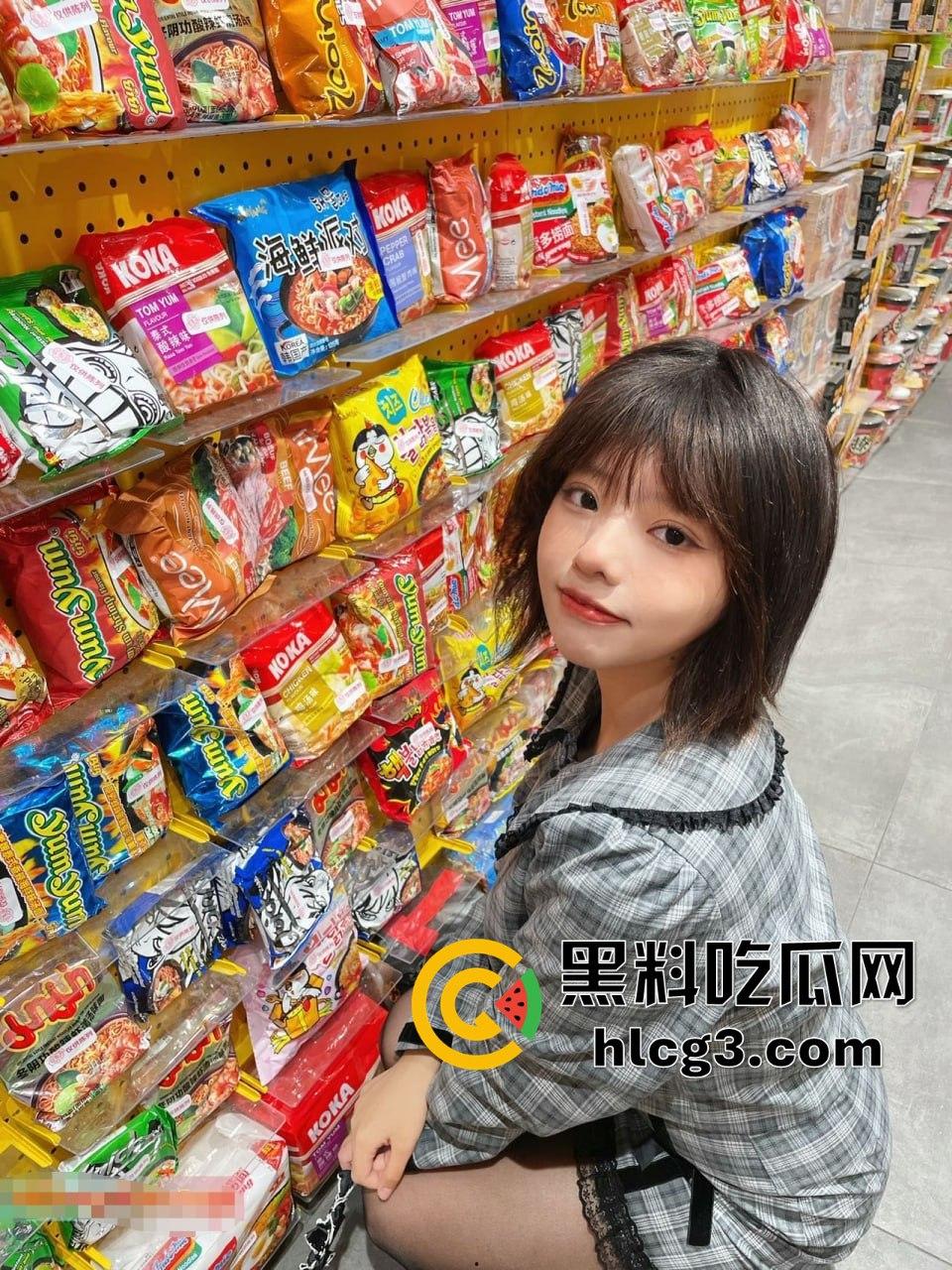 05年小母狗孙月，刚过19岁生日就被金主私拍外流泄密，年纪小但技艺高超！-5