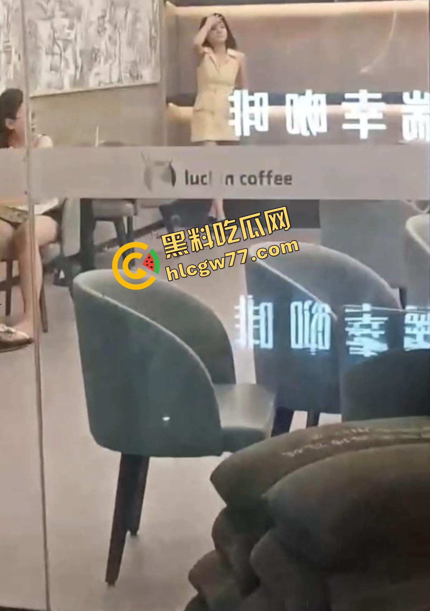 广东四会瑞幸咖啡馆正宫突袭抓奸，怒锤小三扯掉假睫毛，全场咖啡都凉了！-6
