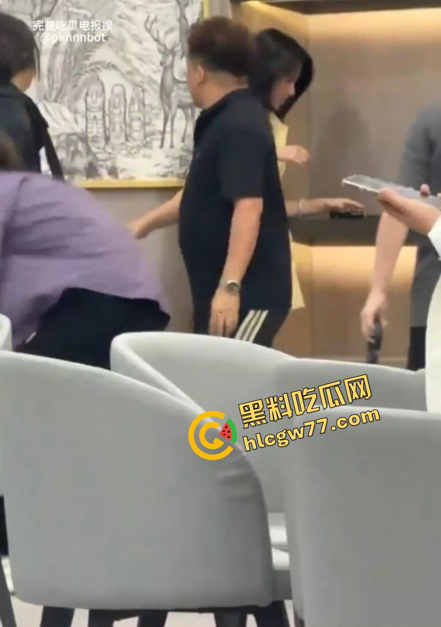 广东四会瑞幸咖啡馆正宫突袭抓奸，怒锤小三扯掉假睫毛，全场咖啡都凉了！-8