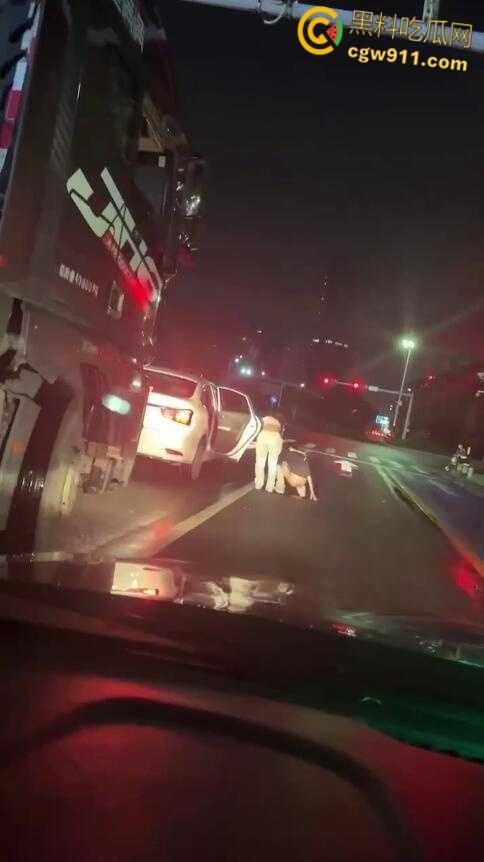 这是个有味道的视频，南沙红绿灯路口拉屎，这是憋不住了吗，还有美女下来送纸，这小翘臀还挺性感的！-3