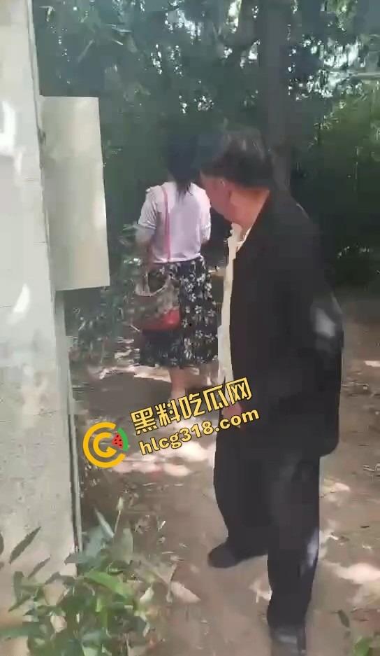 50块搞一次 她还躲个屁？偷拍野外站街熟女，刚说不接客就被老头上手开抓奶！-2