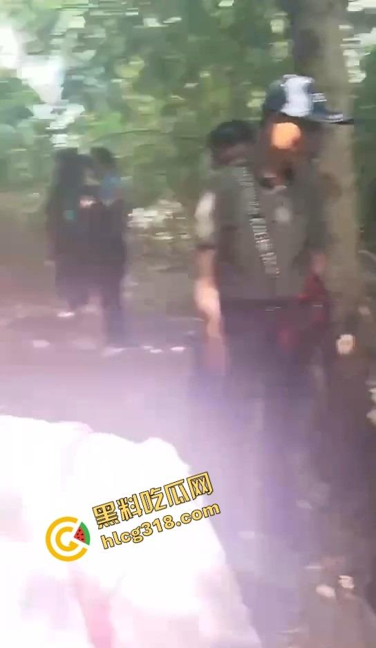 50块搞一次 她还躲个屁？偷拍野外站街熟女，刚说不接客就被老头上手开抓奶！-6