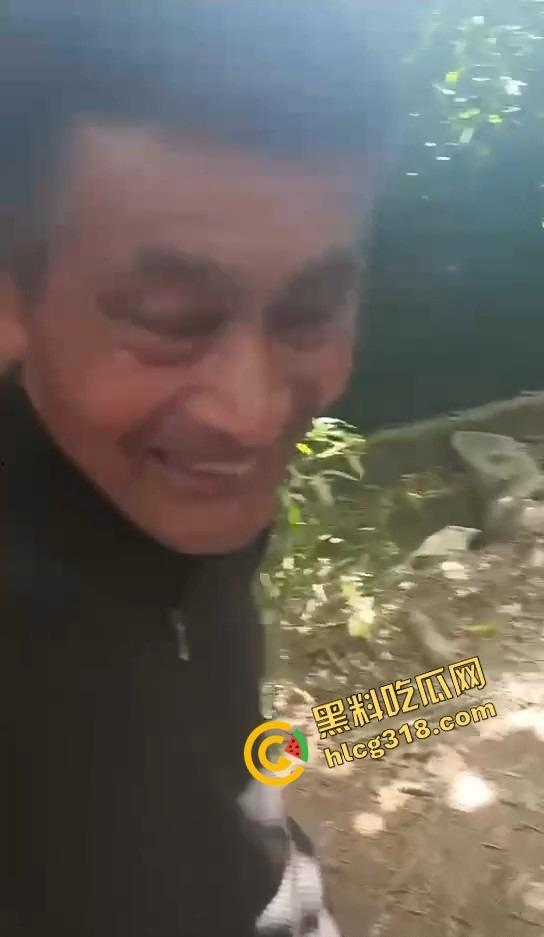 50块搞一次 她还躲个屁？偷拍野外站街熟女，刚说不接客就被老头上手开抓奶！-10