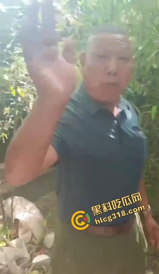 50块搞一次 她还躲个屁？偷拍野外站街熟女，刚说不接客就被老头上手开抓奶！-11