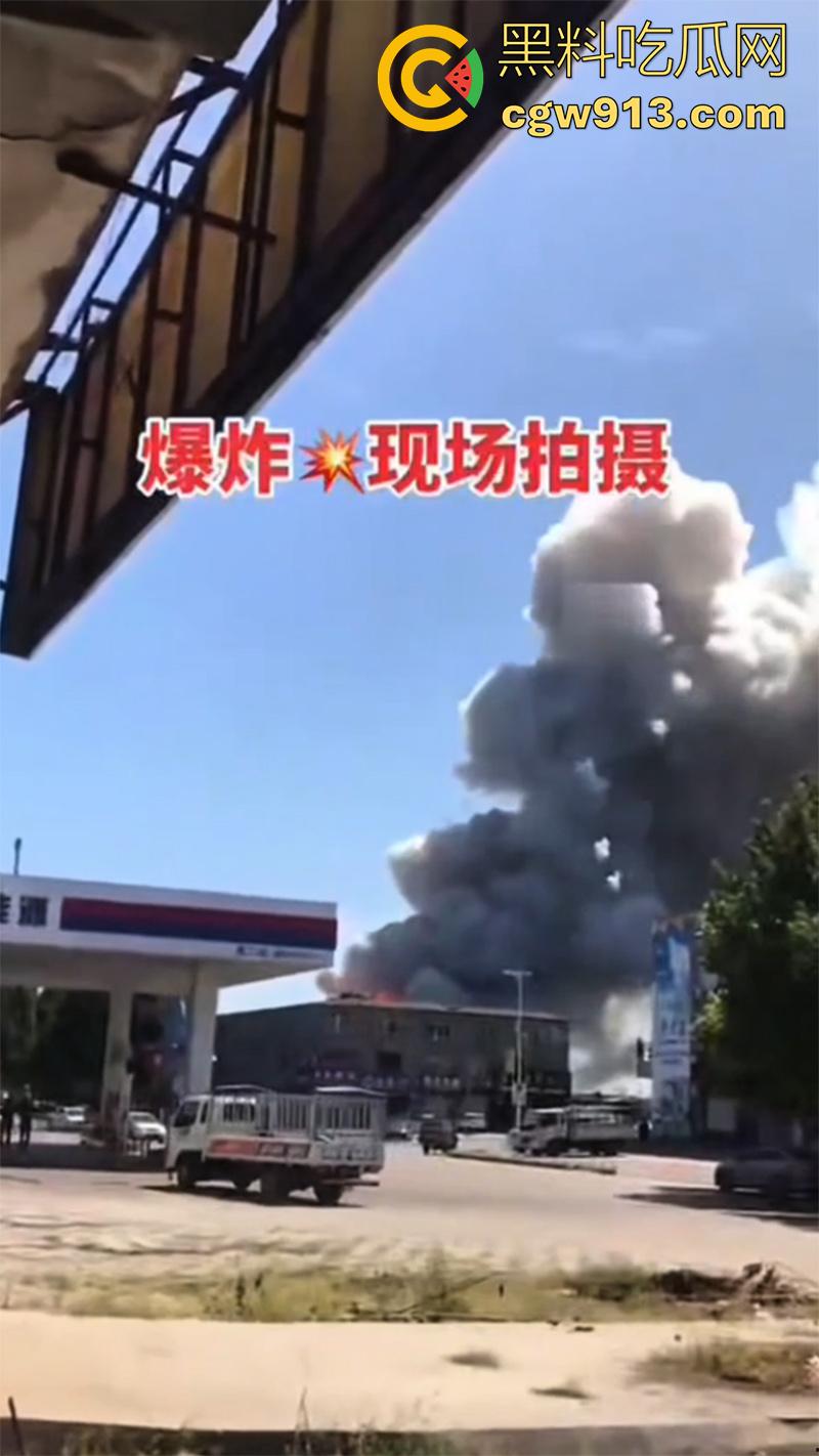 河北邢台内丘县，发生特大爆炸事件，现场浓烟滚滚还有烟花爆竹声，疑似废品收购站起火导致！-2