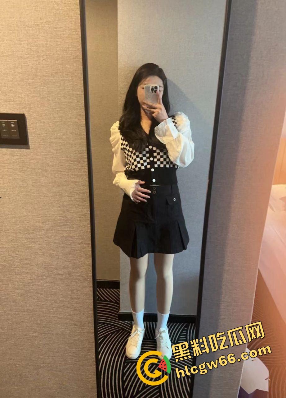 西安微胖反差婊『牧原』实拍流出，大学在读母狗裸照曝光，黑丝掰穴奶夹深舔，床底避孕套堆成山！-2