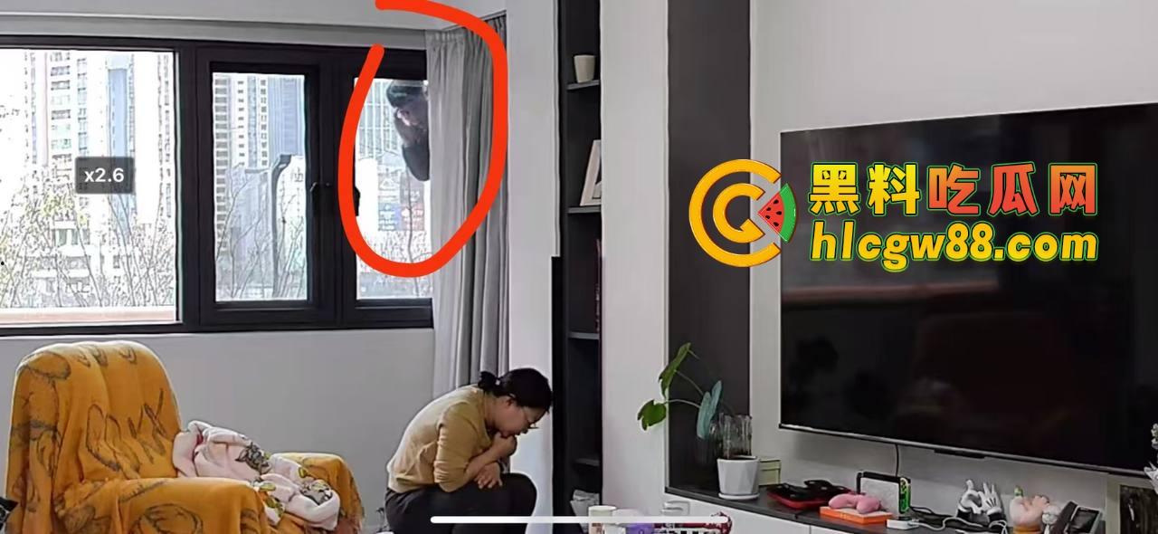 山东小区惊现饿疯贼娃子，大白天溜门撬锁，被发现撒腿就跑，半路还蹲阳台偷看，咋的？饿到不死心？-2