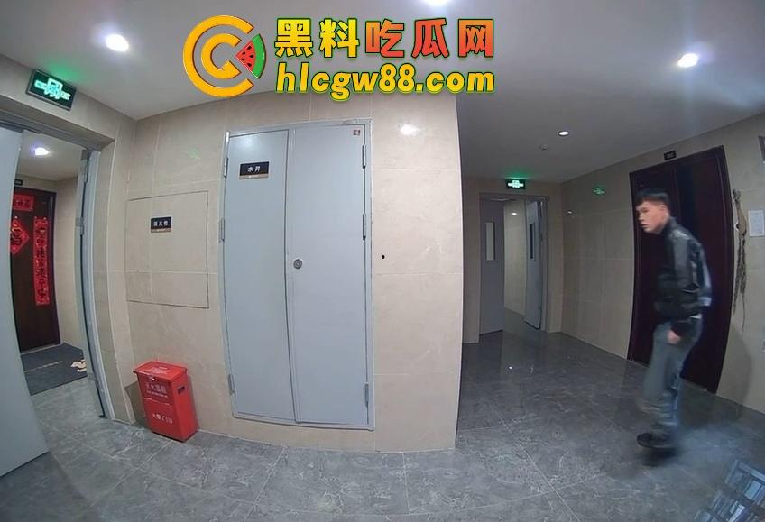 山东小区惊现饿疯贼娃子，大白天溜门撬锁，被发现撒腿就跑，半路还蹲阳台偷看，咋的？饿到不死心？-6