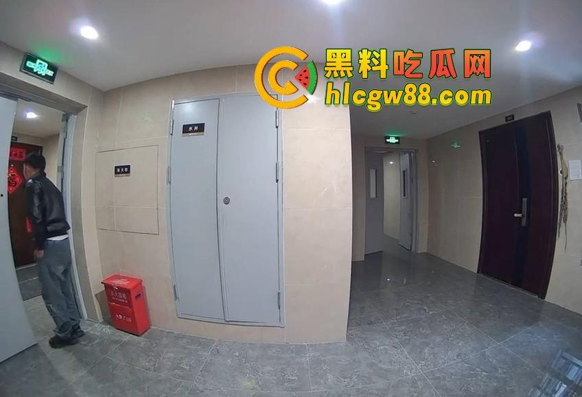 山东小区惊现饿疯贼娃子，大白天溜门撬锁，被发现撒腿就跑，半路还蹲阳台偷看，咋的？饿到不死心？-8