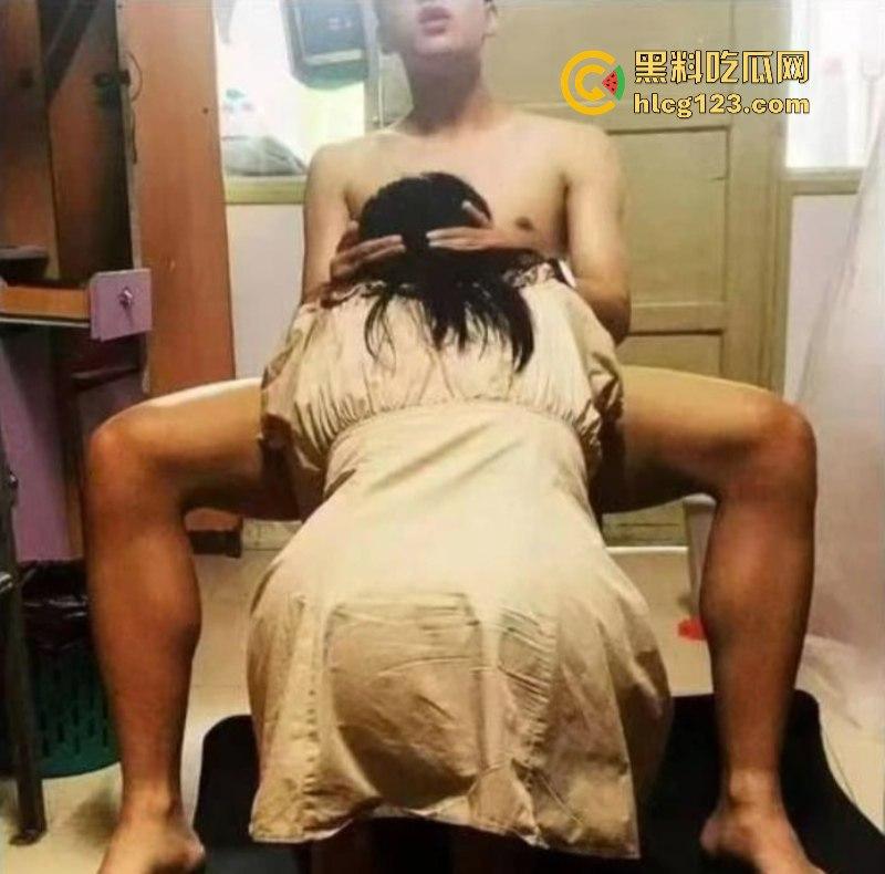 想交一个绿帽兄弟了！【邵阳学院七里坪校区】顶级变态绿帽男将老婆送给两个男大学生玩弄 自己在旁边观战-6