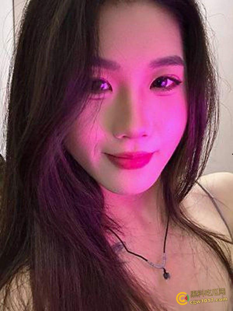 高颜值台球助教【李宇萱】，私下约炮金主被3p调教，情趣短裙包裹娇躯，樱桃小嘴猛吸大屌，后入猛操极品翘臀！-3