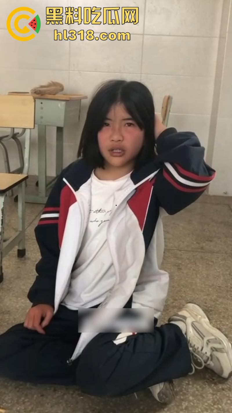 湖北第十一中学霸凌现场，实拍女学生被棍子爆头，果然最毒妇人心，欺负女人最狠的还得是女人