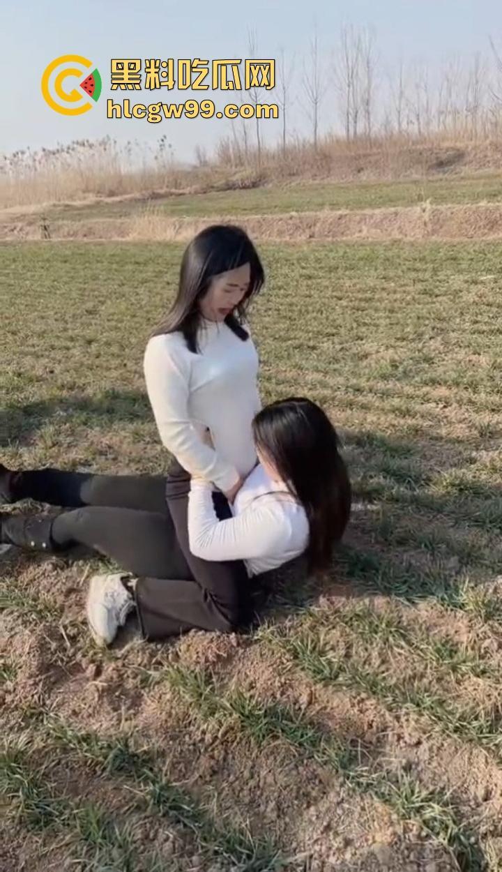 河南新蔡县陈店村的少妇绝了，大长腿性感身材，这娘们太会玩，农村生活比城里还刺激，选谁都香爆了！-5