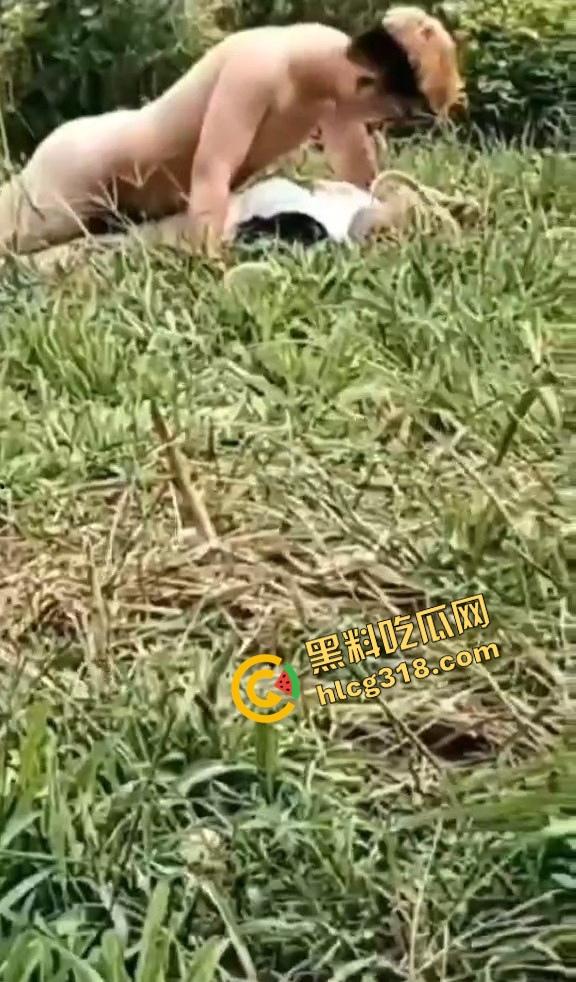 黄毛精神小伙带着骚货小妹户外野战被偷拍,猪头焖子都有逼能操,而你我的朋友你在干嘛?-2