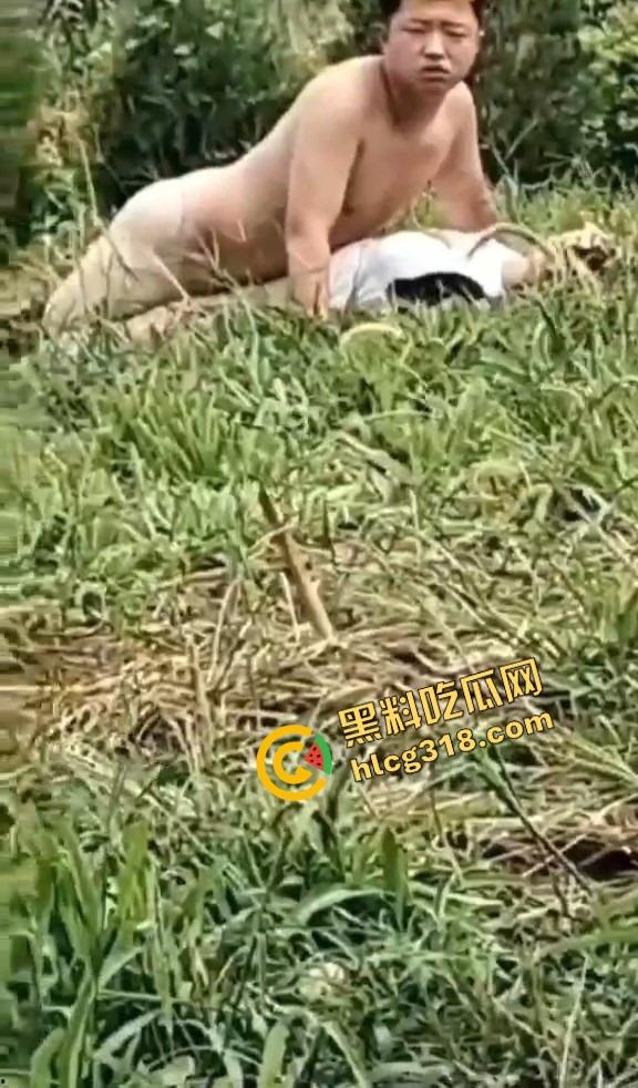 黄毛精神小伙带着骚货小妹户外野战被偷拍,猪头焖子都有逼能操,而你我的朋友你在干嘛?-5
