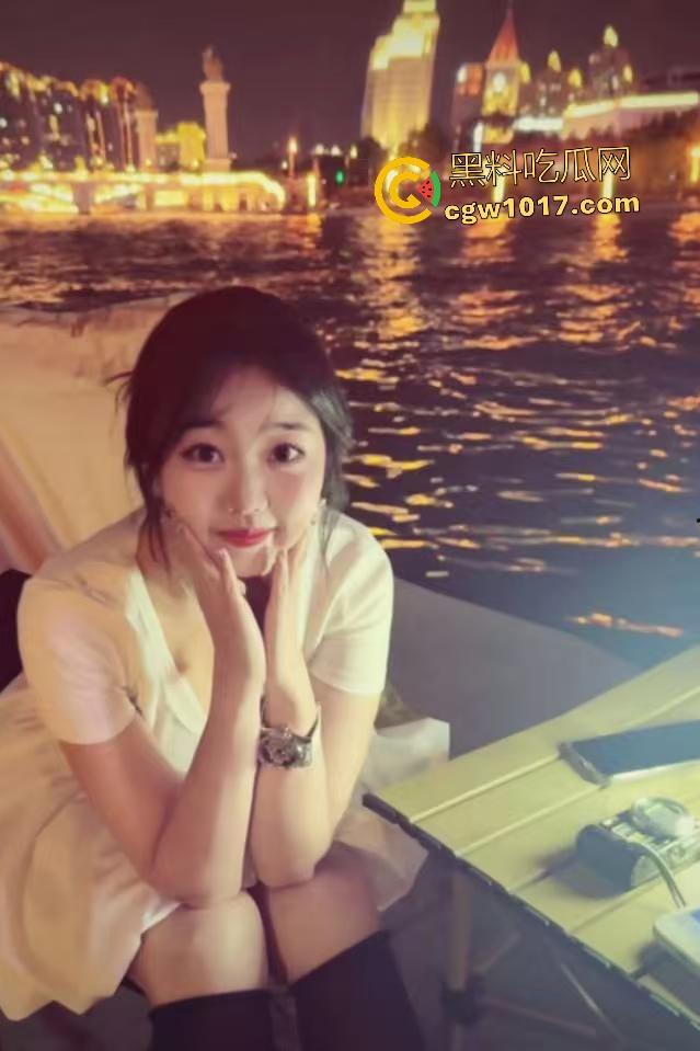 自家极品女友貌美如花却是反差婊，姨妈刚走被后入大屁股，绿帽视角卵蛋甩到逼上爽爆，骑乘张开肥臀如巨物！