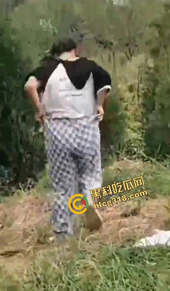 黄毛精神小伙带着骚货小妹户外野战被偷拍,猪头焖子都有逼能操,而你我的朋友你在干嘛?-9