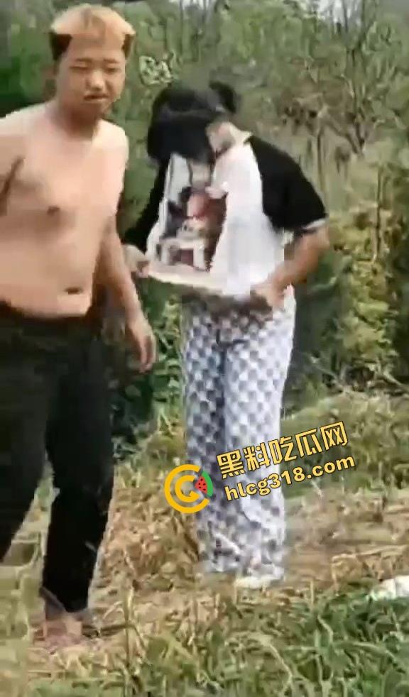 黄毛精神小伙带着骚货小妹户外野战被偷拍,猪头焖子都有逼能操,而你我的朋友你在干嘛?-10