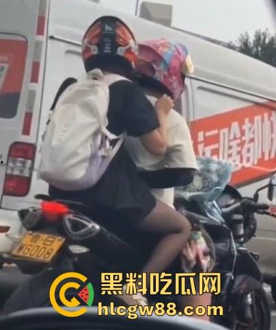 开车不扣逼 抠逼不开车 更何况还是摩托车！鲁BWG008车主你被偷拍了 黑丝骚逼扣起来带劲吗？-5