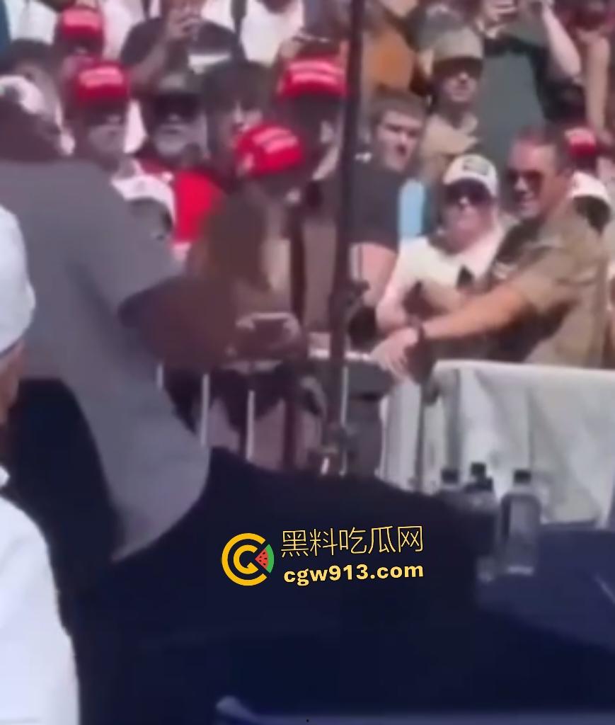 特朗普盟友【查理·科克】枪击惨死犹他谷大学!FBI全城搜捕抓住LGBTQ老人,特朗普下令全国半旗致哀!-2