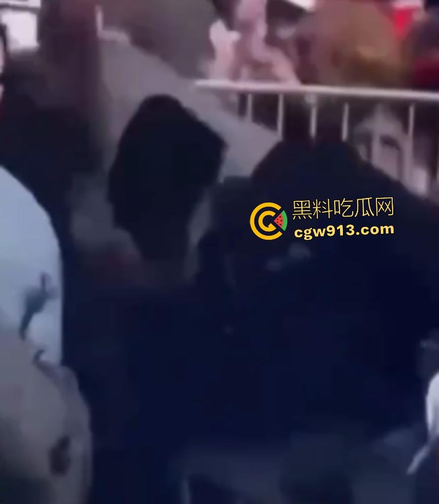 特朗普盟友【查理·科克】枪击惨死犹他谷大学!FBI全城搜捕抓住LGBTQ老人,特朗普下令全国半旗致哀!-3