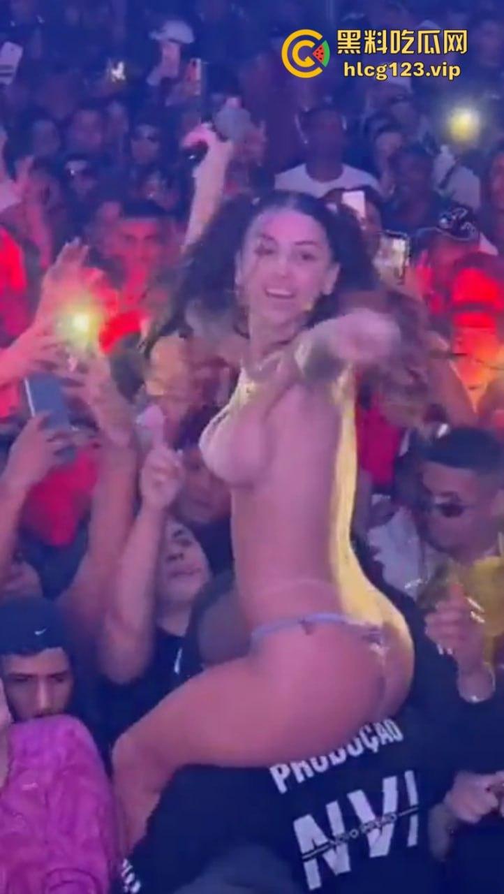 巴西女歌手【皮波基尼亚Pipokinha】穿丁字裤进入观众群 男粉丝集体失控 摸遍她的胸部臀部 丁字裤被拉开!-8