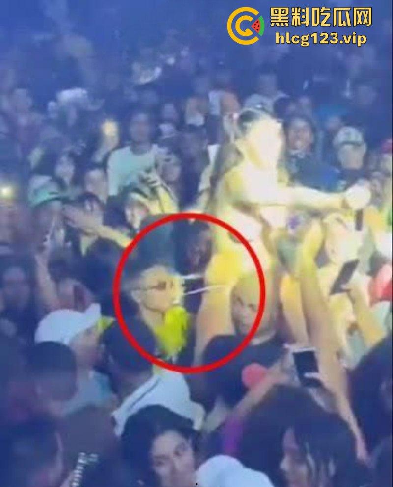 巴西女歌手【皮波基尼亚Pipokinha】穿丁字裤进入观众群 男粉丝集体失控 摸遍她的胸部臀部 丁字裤被拉开!-11