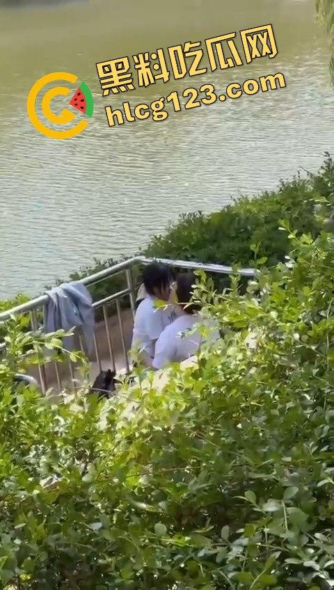 湖边风光无限好，男女干脆现场激情开战！狗仔哥们拍得专业，远景特写全到位！-2