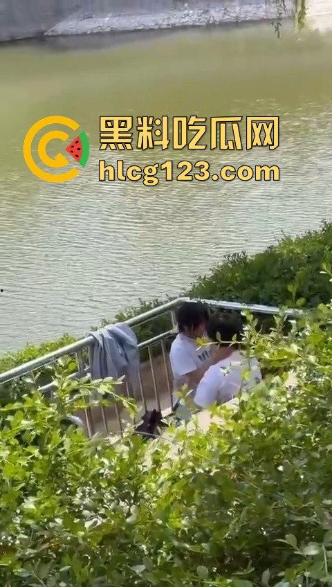 湖边风光无限好，男女干脆现场激情开战！狗仔哥们拍得专业，远景特写全到位！-3