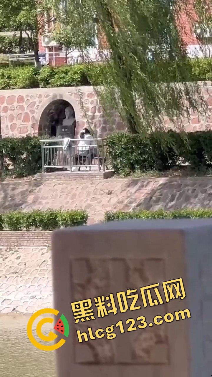 湖边风光无限好，男女干脆现场激情开战！狗仔哥们拍得专业，远景特写全到位！-8