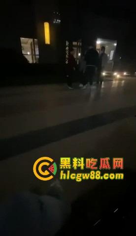 福建小区散步变地狱模式，小伙子刀仔1V3，一家三口直接被团灭，一人一刀干净利落！