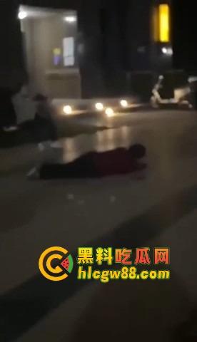 福建小区散步变地狱模式，小伙子刀仔1V3，一家三口直接被团灭，一人一刀干净利落！-4
