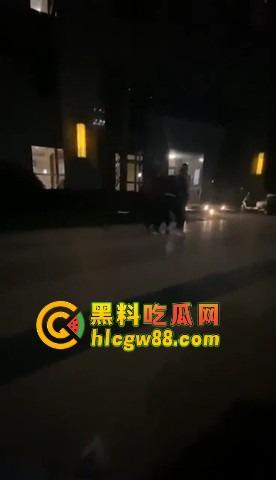 福建小区散步变地狱模式，小伙子刀仔1V3，一家三口直接被团灭，一人一刀干净利落！-8
