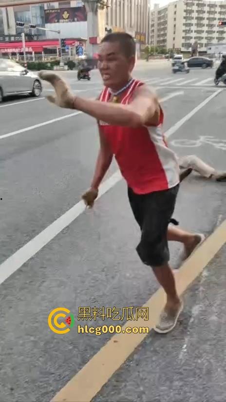 南宁街头惊现持刀捅人，抢劫后无差别捅人，路过行人见人就捅，围观群众惊恐报警，场面触目惊心！