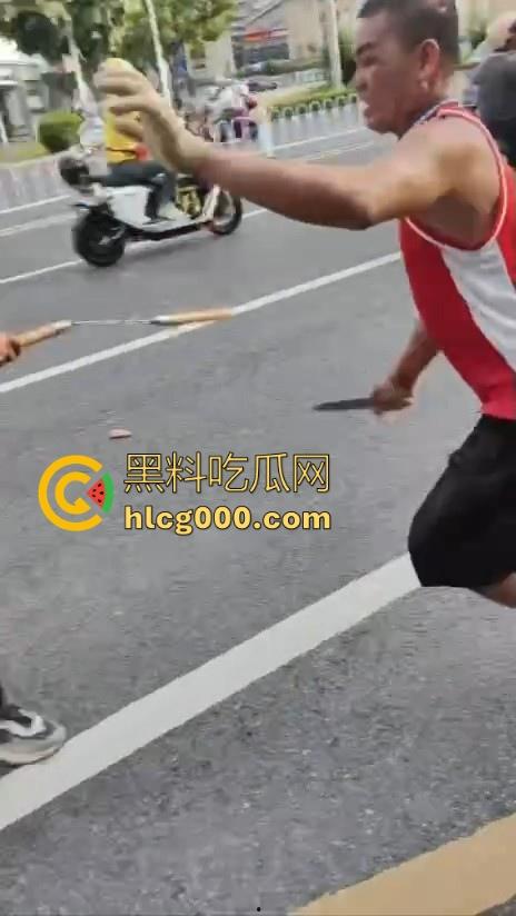 南宁街头惊现持刀捅人,抢劫后无差别捅人,路过行人见人就捅,围观群众惊恐报警,场面触目惊心!-2