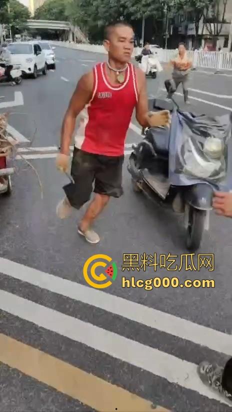 南宁街头惊现持刀捅人,抢劫后无差别捅人,路过行人见人就捅,围观群众惊恐报警,场面触目惊心!-3